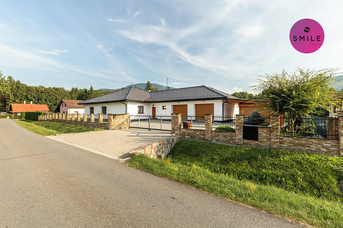 Prodej rodinného domu 333 m², pozemek 2421 m²